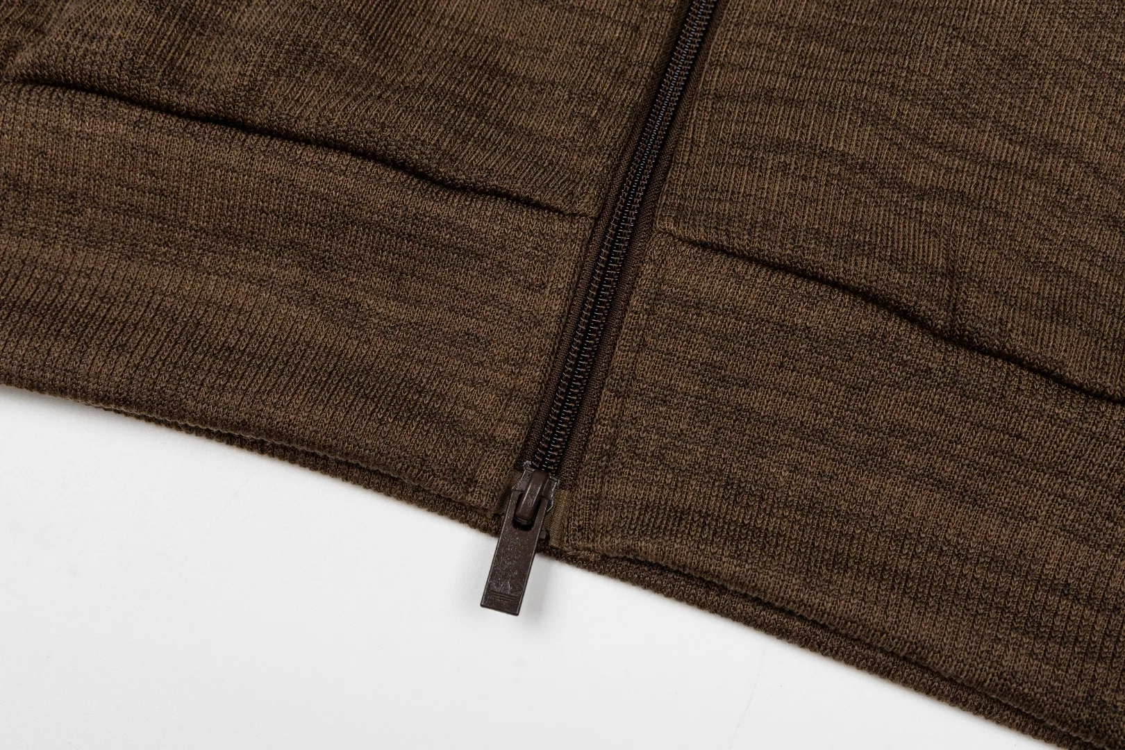 Adidas Clover Brown Trefoil Stand Collar Jacket The Retro color system collides with the Classic three stripes. It is relaxed and casual, with a neat and loose fit, and it is easy to capture the lazy boyish atmosphere. The Classic clover three stripes will never go out of style. The loose tailoring is suitable for various body shapes. It is simple and has its own texture. The two sets of styles can be switched at will. Wear the looseness of early autumn on your body and capture the relaxed boyish feeling! Item No.: LI-9478 Color: Brown Size: S-2XL